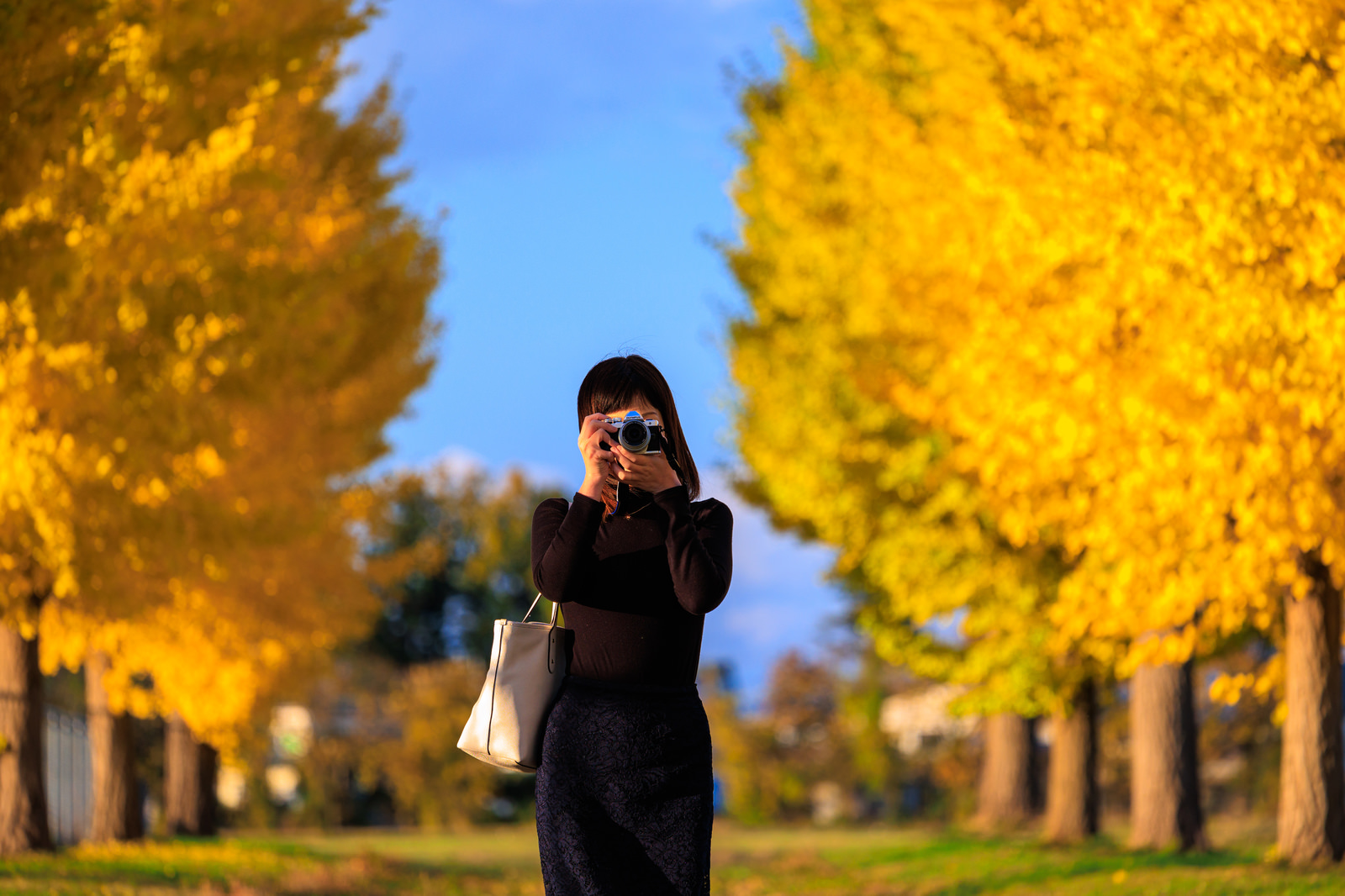 【紅葉はこうやって撮る！】③紅葉をを背景に自撮りや誰かを撮るなら背景をシンプルに